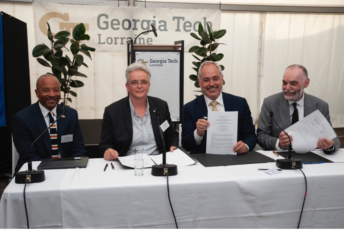 Signing Cooperation Agreement between University of Lorraine, Georgia Tech, and Georgia Tech-Lorraine. Raheem Beyah (Georgia Tech), Hélène Boulanger (University of Lorraine), Ángel Cabrera (Georgia Tech), Abdallah Ougazzaden (Georgia Tech-Lorraine)