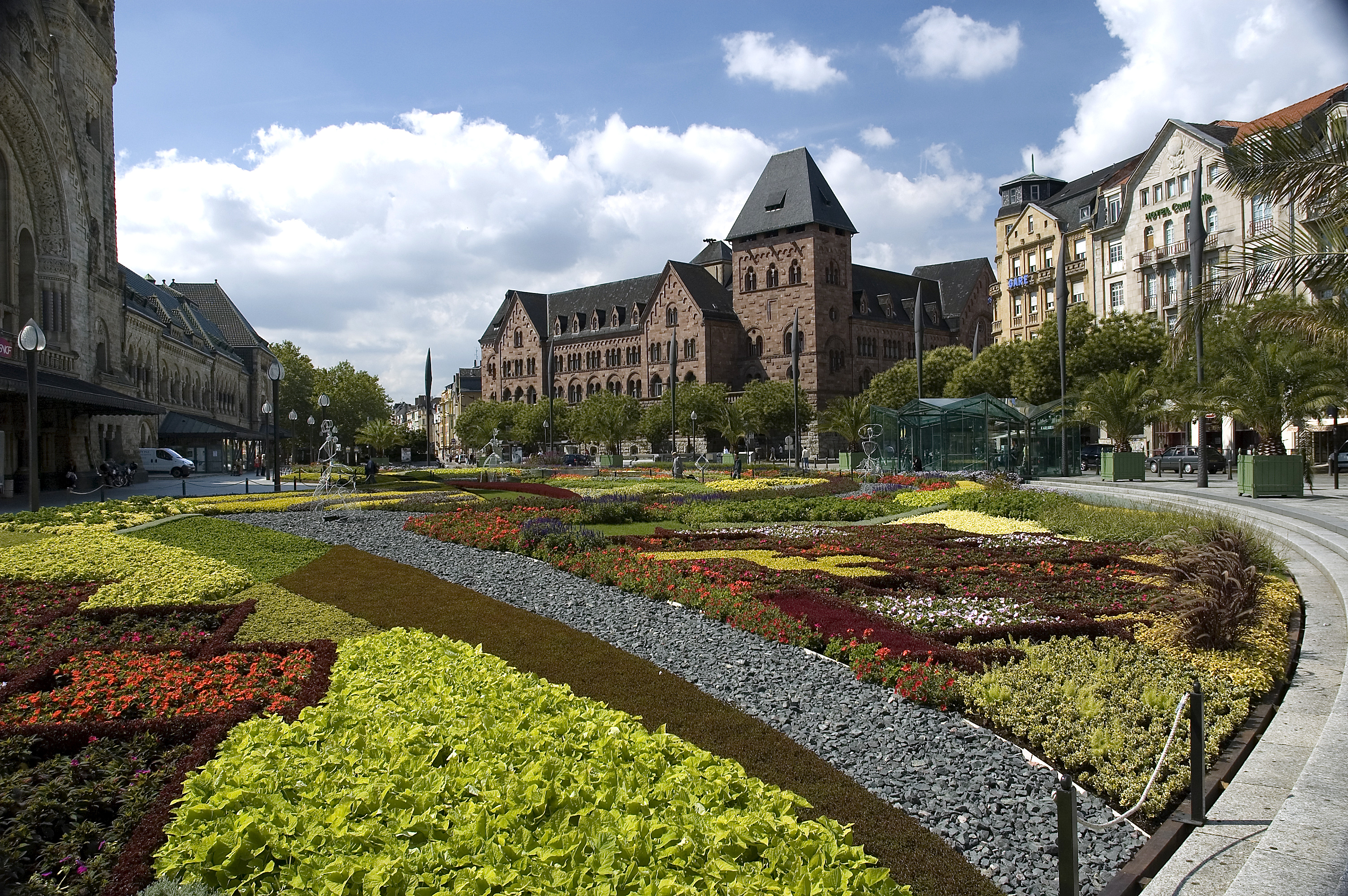 gardens in front of Metz government buildings