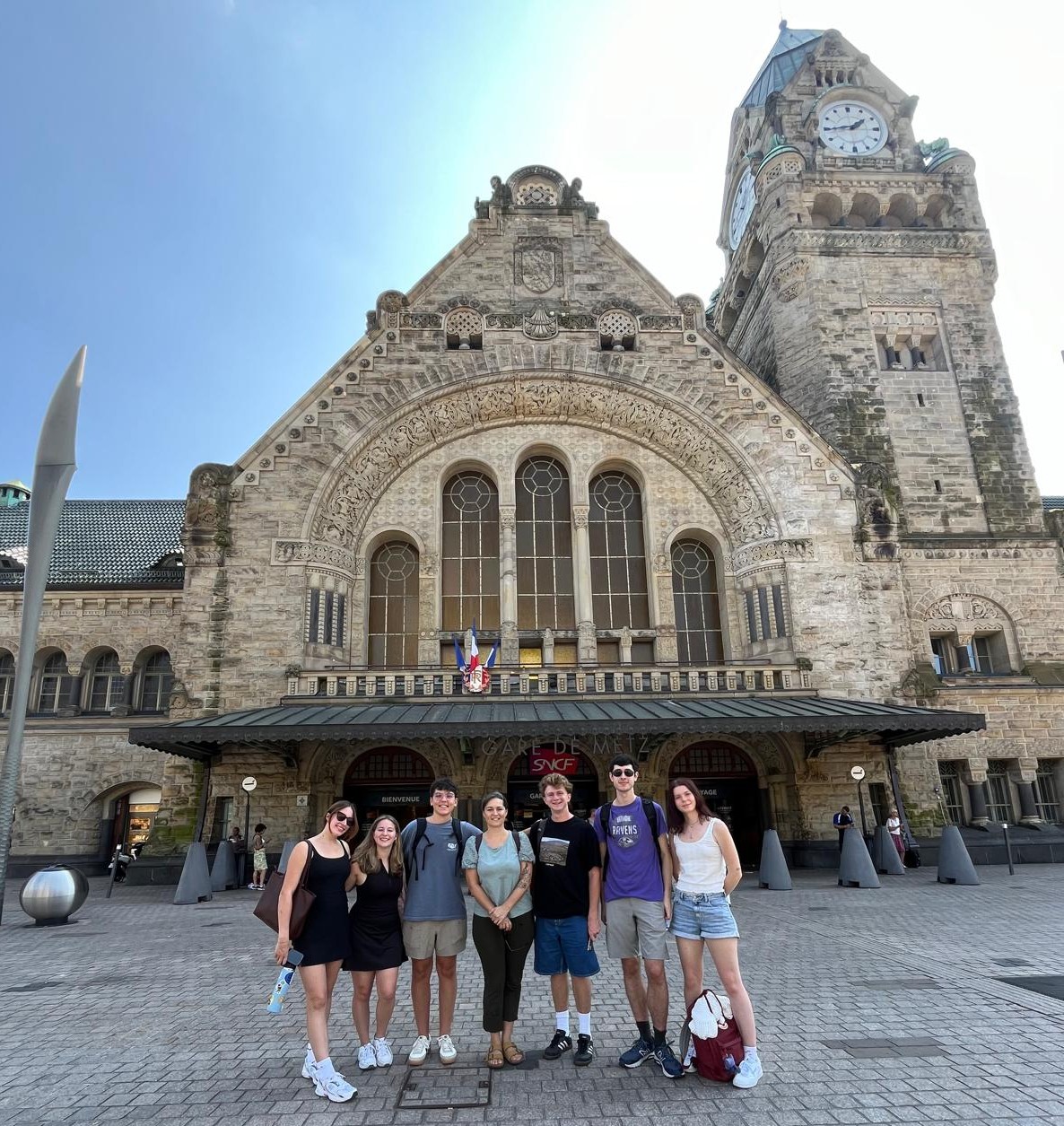 Students standing in front of the Metz train station
